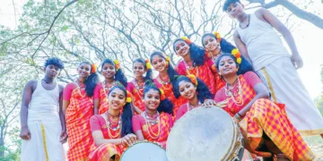 സംസ്ഥാന സ്‌കൂള്‍ കലോത്സവത്തില്‍ മലപ്പുലയാട്ടം മത്സരത്തില്‍ (എച്ച്എസ് വിഭാഗം) പങ്കെടുക്കാനെത്തിയ മൂന്നാര്‍ ഗവ. മോഡല്‍ റെസിഡന്‍ഷ്യല്‍ സ്‌കൂള്‍ കുട്ടികള്‍