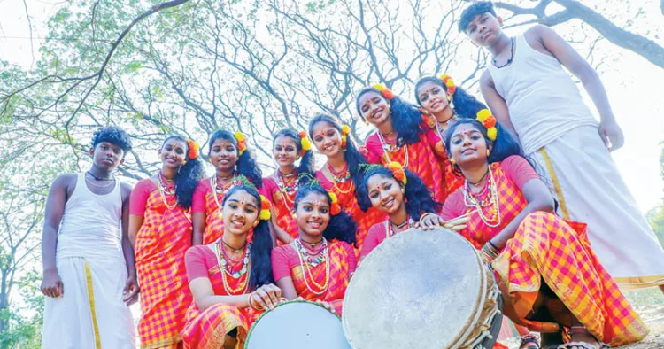 സംസ്ഥാന സ്‌കൂള്‍ കലോത്സവത്തില്‍ മലപ്പുലയാട്ടം മത്സരത്തില്‍ (എച്ച്എസ് വിഭാഗം) പങ്കെടുക്കാനെത്തിയ മൂന്നാര്‍ ഗവ. മോഡല്‍ റെസിഡന്‍ഷ്യല്‍ സ്‌കൂള്‍ കുട്ടികള്‍