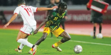 ആഫ്രിക്കന്‍ കപ്പ് ഓഫ് നേഷന്‍സ് പ്രീക്വാര്‍ട്ടര്‍ മത്സരത്തില്‍ മാലിയുടെ ഗൗസ്സു ഡിയാകൈറ്റ് (വലത്) ടുണീഷ്യന്‍ താരം മുഹമ്മദ് ബെന്‍ അലിയെ വെട്ടിച്ച് പന്തുമായി മുന്നേറാന്‍ ശ്രമിക്കുന്നു