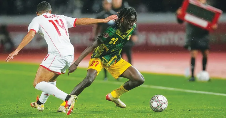 ആഫ്രിക്കന്‍ കപ്പ് ഓഫ് നേഷന്‍സ് പ്രീക്വാര്‍ട്ടര്‍ മത്സരത്തില്‍ മാലിയുടെ ഗൗസ്സു ഡിയാകൈറ്റ് (വലത്) ടുണീഷ്യന്‍ താരം മുഹമ്മദ് ബെന്‍ അലിയെ വെട്ടിച്ച് പന്തുമായി മുന്നേറാന്‍ ശ്രമിക്കുന്നു