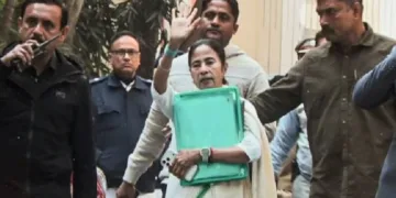 മമത ഇ‍ഡി റെയ്ഡ് നടക്കുന്ന ഐ പാക് ഓഫീസില്‍ കടന്ന് കയറി നിര്‍ണ്ണായക കല്‍ക്കരി അഴിമതി രേഖകളുള്ള നീല ഫയല്‍ പൊലീസ് സഹായത്തോടെ കൈക്കലാക്കി പുറത്ത് പോകുന്നു