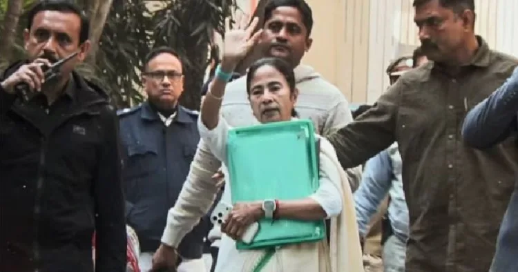 മമത ഇ‍ഡി റെയ്ഡ് നടക്കുന്ന ഐ പാക് ഓഫീസില്‍ കടന്ന് കയറി നിര്‍ണ്ണായക കല്‍ക്കരി അഴിമതി രേഖകളുള്ള നീല ഫയല്‍ പൊലീസ് സഹായത്തോടെ കൈക്കലാക്കി പുറത്ത് പോകുന്നു