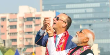 പ്രധാനമന്ത്രി നരേന്ദ്രമോദിയും ജര്‍മ്മന്‍ ചാന്‍സലര്‍ ഫ്രെഡറിക്ക് മെര്‍സും അന്താരാഷ്ട്ര പട്ടം പറത്തല്‍ ഉത്സവത്തില്‍ പട്ടം പറത്തുന്നു