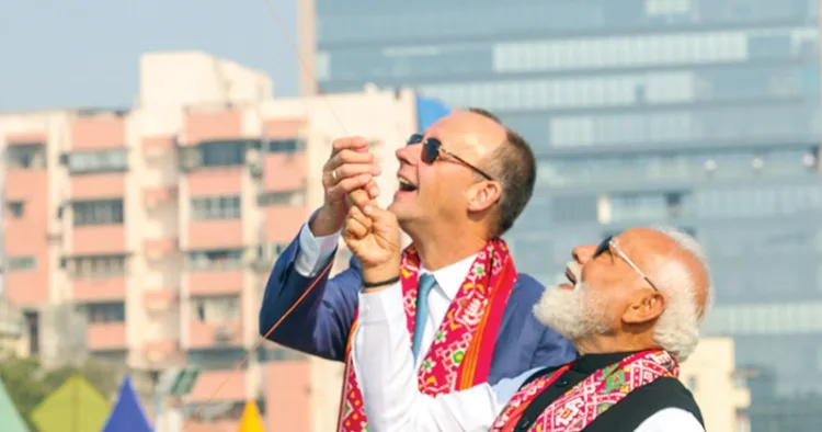 പ്രധാനമന്ത്രി നരേന്ദ്രമോദിയും ജര്‍മ്മന്‍ ചാന്‍സലര്‍ ഫ്രെഡറിക്ക് മെര്‍സും അന്താരാഷ്ട്ര പട്ടം പറത്തല്‍ ഉത്സവത്തില്‍ പട്ടം പറത്തുന്നു