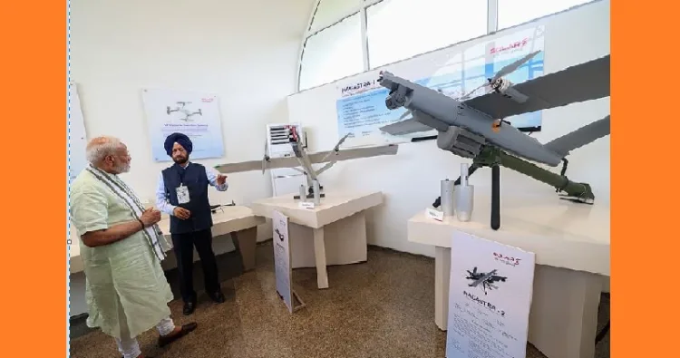 പ്രധാനമന്ത്രി മോദി നാഗാസ്ത്ര ഉള്‍പ്പെടെയുള്ള ചാവേര്‍ ഡ്രോണുകളുടെ പ്രവര്‍ത്തനം മനസ്സിലാക്കുന്നു