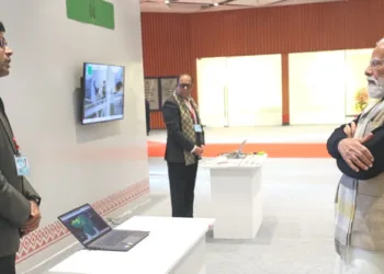 തന്റെ കമ്പനിയുടെ നൂതന പ്രവര്‍ത്തനങ്ങളെക്കുറിച്ച് സുധീഷ് പ്രധാനമന്ത്രിയോട് വിശദീകരിക്കുന്നു