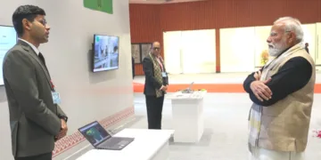 തന്റെ കമ്പനിയുടെ നൂതന പ്രവര്‍ത്തനങ്ങളെക്കുറിച്ച് സുധീഷ് പ്രധാനമന്ത്രിയോട് വിശദീകരിക്കുന്നു