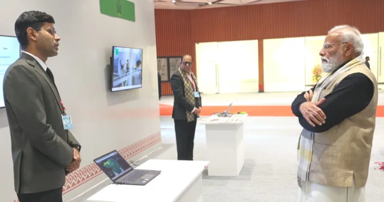 തന്റെ കമ്പനിയുടെ നൂതന പ്രവര്‍ത്തനങ്ങളെക്കുറിച്ച് സുധീഷ് പ്രധാനമന്ത്രിയോട് വിശദീകരിക്കുന്നു