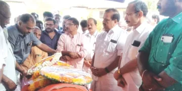 ബിജെപി സംസ്ഥാന ജനറല്‍ സെക്രട്ടറി എം.ടി. രമേഷ്, ദേശീയ നിര്‍വ്വാഹക സമിതി അംഗങ്ങളായ പി.കെ. കൃഷ്ണദാസ് എന്നിവര്‍ പി.സി. മോഹനന്‍ മാസ്റ്റര്‍ക്ക് അന്ത്യാഞ്ജലി അര്‍പ്പിക്കുന്നു