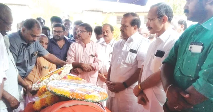ബിജെപി സംസ്ഥാന ജനറല്‍ സെക്രട്ടറി എം.ടി. രമേഷ്, ദേശീയ നിര്‍വ്വാഹക സമിതി അംഗങ്ങളായ പി.കെ. കൃഷ്ണദാസ് എന്നിവര്‍ പി.സി. മോഹനന്‍ മാസ്റ്റര്‍ക്ക് അന്ത്യാഞ്ജലി അര്‍പ്പിക്കുന്നു