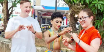 ലിത്വാനിയക്കാരിയായ മൊണിക്കയ്ക്കും ഭര്‍ത്താവ് ബോബി ചിക്കിനും ഇടുക്കി വണ്ടന്‍മേട് എംഇഎസ് ഹയര്‍ സെക്കന്‍ഡറി സ്‌കൂളിലെ ആര്യന്‍ ഈശ്വരന്‍ ഭരതനാട്യം മുദ്രകള്‍ കാണിച്ചു കൊടുക്കുന്നു