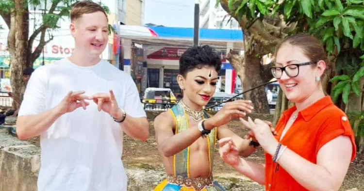 ലിത്വാനിയക്കാരിയായ മൊണിക്കയ്ക്കും ഭര്‍ത്താവ് ബോബി ചിക്കിനും ഇടുക്കി വണ്ടന്‍മേട് എംഇഎസ് ഹയര്‍ സെക്കന്‍ഡറി സ്‌കൂളിലെ ആര്യന്‍ ഈശ്വരന്‍ ഭരതനാട്യം മുദ്രകള്‍ കാണിച്ചു കൊടുക്കുന്നു