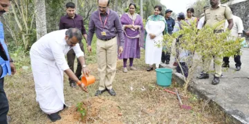 കോട്ടയം ഐഐഎംസി ക്യാമ്പസില്‍ 'ഏക് പേഡ് മാ കേ നാം' കാമ്പെയ്നിന്റെ ഭാഗമായി കേന്ദ്രമന്ത്രി എല്‍. മുരുഗന്‍ വൃക്ഷത്തൈ നടുന്നു. റീജ്യണല്‍ ഡയറക്ടര്‍ പ്രൊഫ. ഡോ. അനില്‍കുമാര്‍ വടവാതൂര്‍ സമീപം
