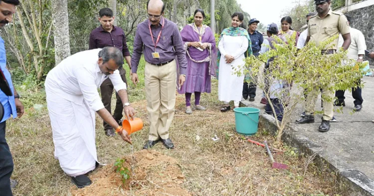 കോട്ടയം ഐഐഎംസി ക്യാമ്പസില്‍ 'ഏക് പേഡ് മാ കേ നാം' കാമ്പെയ്നിന്റെ ഭാഗമായി കേന്ദ്രമന്ത്രി എല്‍. മുരുഗന്‍ വൃക്ഷത്തൈ നടുന്നു. റീജ്യണല്‍ ഡയറക്ടര്‍ പ്രൊഫ. ഡോ. അനില്‍കുമാര്‍ വടവാതൂര്‍ സമീപം