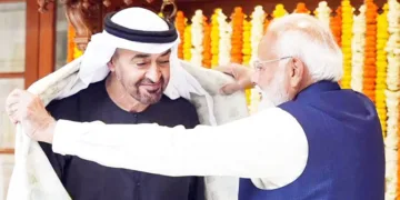 ആദരം... ഭാരതത്തില്‍ മിന്നല്‍ സന്ദര്‍ശനത്തിനെത്തിയ യുഎഇ പ്രസിഡന്റ് ഷെയ്ഖ് മുഹമ്മദ് ബിന്‍ സെയ്ദ് അല്‍നഹ്യാനെ പ്രധാനമന്ത്രി നരേന്ദ്ര മോദി ലോക കല്യാണ്‍ മാര്‍ഗിലുള്ള തന്റെ വസതിയില്‍ വച്ച് ഷാള്‍ അണിയിച്ച് ആദരിക്കുന്നു