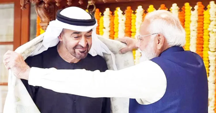 ആദരം... ഭാരതത്തില് മിന്നല് സന്ദര്ശനത്തിനെത്തിയ യുഎഇ പ്രസിഡന്റ് ഷെയ്ഖ് മുഹമ്മദ് ബിന് സെയ്ദ് അല്നഹ്യാനെ പ്രധാനമന്ത്രി നരേന്ദ്ര മോദി ലോക കല്യാണ് മാര്ഗിലുള്ള തന്റെ വസതിയില് വച്ച് ഷാള് അണിയിച്ച് ആദരിക്കുന്നു
