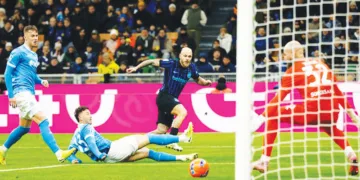 ഇറ്റാലിയന്‍ സീരിഎയില്‍ ഇന്റര്‍ മിലാന്‍-നാപ്പോളി പോരാട്ടത്തില്‍ നിന്ന്‌