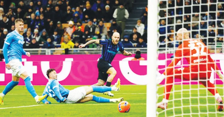 ഇറ്റാലിയന്‍ സീരിഎയില്‍ ഇന്റര്‍ മിലാന്‍-നാപ്പോളി പോരാട്ടത്തില്‍ നിന്ന്‌