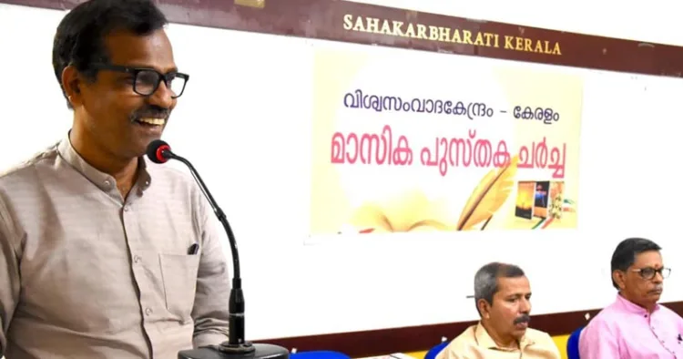 സഹകാര്‍ ഭാരതി ഹാളില്‍ വിശ്വസംവാദ കേന്ദ്രം സംഘടിപ്പിച്ച ഡോ. ധരംപാല്‍ സാഹിത്യത്തിലെ 'മനോഹരവൃക്ഷം' പുസ്തക ചര്‍ച്ചയില്‍ ഡോ. എം.വി. നടേശന്‍ സംസാരിക്കുന്നു. എം.വി. ബെന്നി, എം. മോഹനന്‍ സമീപം