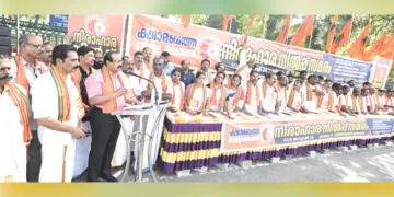 കേരള എന്‍ജിഒ സംഘ് സംസ്ഥാന നേതാക്കള്‍ സെക്രട്ടേറിയറ്റിന് മുന്നില്‍ നടത്തിയ നിരാഹാര നില്‍പ് സമരം മുന്‍ ഡിജിപി ഡോ. ടി.പി. സെന്‍കുമാര്‍ ഉദ്ഘാടനം ചെയ്യുന്നു