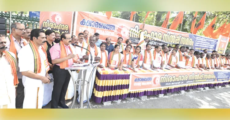 കേരള എന്‍ജിഒ സംഘ് സംസ്ഥാന നേതാക്കള്‍ സെക്രട്ടേറിയറ്റിന് മുന്നില്‍ നടത്തിയ നിരാഹാര നില്‍പ് സമരം മുന്‍ ഡിജിപി ഡോ. ടി.പി. സെന്‍കുമാര്‍ ഉദ്ഘാടനം ചെയ്യുന്നു