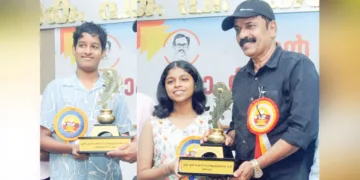 എന്‍.എന്‍. കക്കാട് പുരസ്‌കാരം ഹരികൃഷ്ണന്‍ സി.എസ്, ശ്രീയ എസ് എന്നിവര്‍ക്ക് ശിഹാബുദീന്‍ പൊയ്ത്തുംകടവ് സമ്മാനിക്കുന്നു