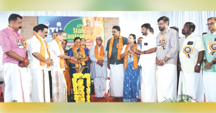 എന്‍ടിയു സംസ്ഥാന സമ്മേളനം ബിജെപി സംസ്ഥാന ജനറല്‍ സെക്രട്ടറി എം.ടി. രമേശ് ഉദ്ഘാടനം ചെയ്യുന്നു