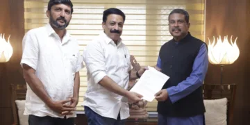 കെ-ടെറ്റുമായി ബന്ധപ്പെട്ടുള്ള പ്രതിസന്ധി പരിഹരിക്കാന്‍ നടപടിയാവശ്യപ്പെട്ട് കേന്ദ്രവിദ്യാഭ്യാസമന്ത്രി ധര്‍മ്മേന്ദ്ര പ്രധാന് എന്‍ടിയു സംസ്ഥാന ജനറല്‍സെക്രട്ടറി ടി. അനൂപ് കുമാര്‍ നിവേദനം നല്‍കുന്നു. എന്‍ടിയു സംസ്ഥാന വൈസ് പ്രസിഡന്റ് കെ. പ്രഭാകരന്‍ നായര്‍ സമീപം.