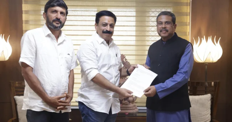 കെ-ടെറ്റുമായി ബന്ധപ്പെട്ടുള്ള പ്രതിസന്ധി പരിഹരിക്കാന്‍ നടപടിയാവശ്യപ്പെട്ട് കേന്ദ്രവിദ്യാഭ്യാസമന്ത്രി ധര്‍മ്മേന്ദ്ര പ്രധാന് എന്‍ടിയു സംസ്ഥാന ജനറല്‍സെക്രട്ടറി ടി. അനൂപ് കുമാര്‍ നിവേദനം നല്‍കുന്നു. എന്‍ടിയു സംസ്ഥാന വൈസ് പ്രസിഡന്റ് കെ. പ്രഭാകരന്‍ നായര്‍ സമീപം.