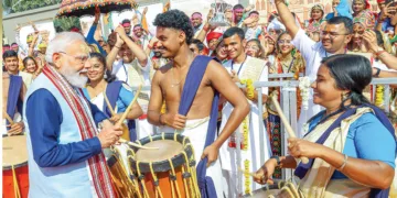 സോമനാഥ ക്ഷേത്രത്തില്‍ മേളത്തിനെത്തിയ കണ്ണൂര്‍ വടക്കന്‍സ് ഏഴോം വാദ്യസംഘത്തിനൊപ്പം പ്രധാനമന്ത്രി നരേന്ദ്ര മോദി ചെണ്ടയില്‍ താളം പിടിച്ചപ്പോള്‍