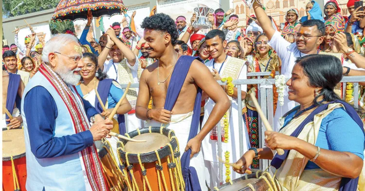 സോമനാഥ ക്ഷേത്രത്തില് മേളത്തിനെത്തിയ കണ്ണൂര് വടക്കന്സ് ഏഴോം വാദ്യസംഘത്തിനൊപ്പം പ്രധാനമന്ത്രി നരേന്ദ്ര മോദി ചെണ്ടയില് താളം പിടിച്ചപ്പോള്