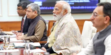 ഔദ്യോഗിക വസതിയില്‍ ചേര്‍ന്ന എഐ സ്റ്റാര്‍ട്ട്അപ്പ് ഉടമകളുടെ വട്ടമേശ സമ്മേളനത്തില്‍ പ്രധാനമന്ത്രി നരേന്ദ്ര മോദി സംസാരിക്കുന്നു. കേന്ദ്രമന്ത്രി അശ്വിനി വൈഷ്ണവ് സമീപം