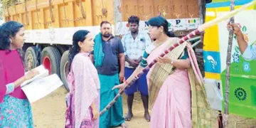 പൊങ്കല്‍ ഉത്സവത്തിനായി റേഷന്‍ കടകള്‍ വഴി വിതരണത്തിന് എത്തിയ കരിമ്പ് ജില്ലാ കളക്ടര്‍ അഴകുമീന പരിശോധിക്കുന്നു