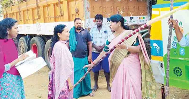 പൊങ്കല്‍ ഉത്സവത്തിനായി റേഷന്‍ കടകള്‍ വഴി വിതരണത്തിന് എത്തിയ കരിമ്പ് ജില്ലാ കളക്ടര്‍ അഴകുമീന പരിശോധിക്കുന്നു