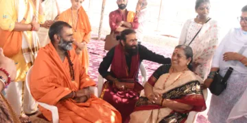 മഹാമാഘ മഹോത്സവത്തില്‍ പങ്കെടുക്കാനെത്തിയ എസ്എന്‍ ട്രസ്റ്റ് ബോര്‍ഡ് അംഗം പ്രീതി നടേശന്‍ യജ്ഞശാലയില്‍ മഹാമണ്ഡലേശ്വര്‍ സ്വാമി ആനന്ദവനം ഭാരതിക്കൊപ്പം