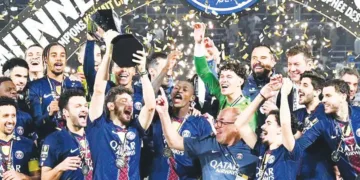 കിരീടനേട്ടം ആഘോഷിക്കുന്ന പിഎസ്ജി ടീം അംഗങ്ങള്‍