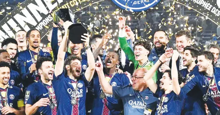 കിരീടനേട്ടം ആഘോഷിക്കുന്ന പിഎസ്ജി ടീം അംഗങ്ങള്‍