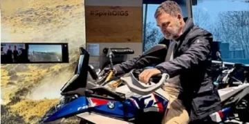 രാഹുല്‍ ‍ഗാന്ധി ജര്‍മ്മനിയില്‍ ബിഎംഡബ്ല്യു കമ്പനിയുടെ ബൈക്കോടിക്കുന്നു