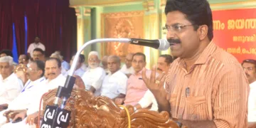 കവിയും ഗാനരചയിതാവുമായ രാജീവ് ആലുങ്കല്‍ മന്നം ജയന്തി സമ്മേളനത്തില്‍ അനുസ്മരണ പ്രഭാഷണം നടത്തുന്നു