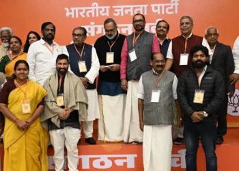 ബിജെപി ദേശീയ അധ്യക്ഷ തെരഞ്ഞെടുപ്പിനുള്ള നാമനിര്‍ദേശപത്രിക സമര്‍പ്പിച്ചശേഷം കേരളത്തില്‍ നിന്നുള്ള നേതാക്കള്‍ സംസ്ഥാന അധ്യക്ഷന്‍ രാജീവ് ചന്ദ്രശേഖറിനൊപ്പം. പി. രാഘവന്‍, കുമ്മനം രാജശേഖരന്‍, പ്രൊഫ. വി.ടി. രമ, ഡോ. ജെ. പ്രമീളാദേവി, കെ.പി. ശ്രീശന്‍, ഡോ. കെ.എസ്. രാധാകൃഷ്ണന്‍, കെ. സുരേന്ദ്രന്‍, പി.കെ. കൃഷ്ണദാസ്, എ.പി. അബ്ദുള്ളക്കുട്ടി, പി.എം. വേലായുധന്‍, ആലി ഹാജി, വിക്ടര്‍ ടി. തോമസ്, ശോഭാ സുരേന്ദ്രന്‍, അനില്‍ ആന്റണി, അഡ്വ. പന്തളം പ്രതാപന്‍, പി. ശ്യാംരാജ് എന്നിവര്‍