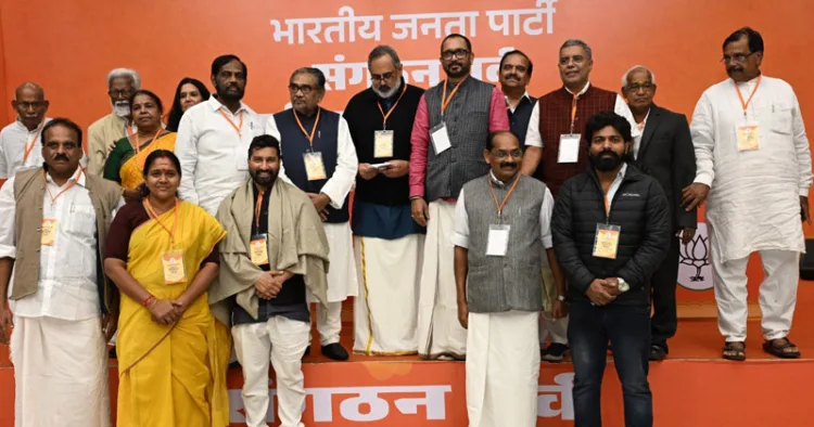 ബിജെപി ദേശീയ അധ്യക്ഷ തെരഞ്ഞെടുപ്പിനുള്ള നാമനിര്‍ദേശപത്രിക സമര്‍പ്പിച്ചശേഷം കേരളത്തില്‍ നിന്നുള്ള നേതാക്കള്‍ സംസ്ഥാന അധ്യക്ഷന്‍ രാജീവ് ചന്ദ്രശേഖറിനൊപ്പം. പി. രാഘവന്‍, കുമ്മനം രാജശേഖരന്‍, പ്രൊഫ. വി.ടി. രമ, ഡോ. ജെ. പ്രമീളാദേവി, കെ.പി. ശ്രീശന്‍, ഡോ. കെ.എസ്. രാധാകൃഷ്ണന്‍, കെ. സുരേന്ദ്രന്‍, പി.കെ. കൃഷ്ണദാസ്, എ.പി. അബ്ദുള്ളക്കുട്ടി, പി.എം. വേലായുധന്‍, ആലി ഹാജി, വിക്ടര്‍ ടി. തോമസ്, ശോഭാ സുരേന്ദ്രന്‍, അനില്‍ ആന്റണി, അഡ്വ. പന്തളം പ്രതാപന്‍, പി. ശ്യാംരാജ് എന്നിവര്‍