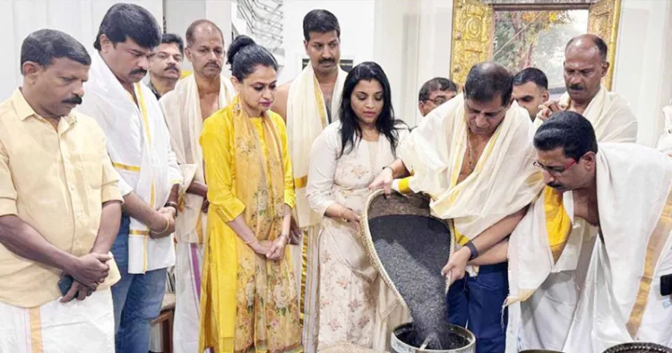 സംസ്ഥാന പോലീസ് മേധാവി റവഡ എ. ചന്ദ്രശേഖറും കുടുംബവും എള്ള് പറ നിറയ്ക്കുന്നു