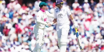 സെഞ്ചുറി നേടിയ ഇംഗ്ലണ്ട് ബാറ്റര്‍ ജോ റൂട്ടിനെ ഓസ്‌ട്രേലിയന്‍ ക്യാപ്റ്റന്‍ സ്റ്റീവ് സ്മിത്ത് അടുത്തെത്തി അഭിനന്ദിക്കുന്നു