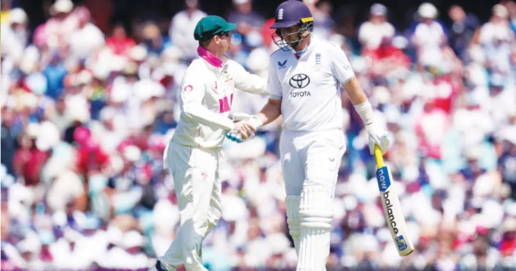 സെഞ്ചുറി നേടിയ ഇംഗ്ലണ്ട് ബാറ്റര്‍ ജോ റൂട്ടിനെ ഓസ്‌ട്രേലിയന്‍ ക്യാപ്റ്റന്‍ സ്റ്റീവ് സ്മിത്ത് അടുത്തെത്തി അഭിനന്ദിക്കുന്നു