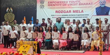 പള്ളിപ്പുറത്ത് നടന്ന റോസ്ഗര്‍ മേളയില്‍ നിയമനം ലഭിച്ച
ഉദ്യോഗാര്‍ത്ഥികള്‍ സുരേഷ് ഗോപിക്കൊപ്പം