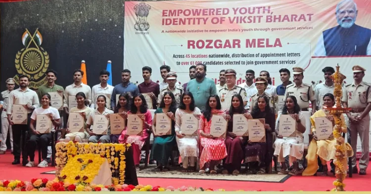 പള്ളിപ്പുറത്ത് നടന്ന റോസ്ഗര്‍ മേളയില്‍ നിയമനം ലഭിച്ച
ഉദ്യോഗാര്‍ത്ഥികള്‍ സുരേഷ് ഗോപിക്കൊപ്പം