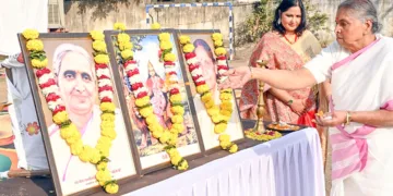 ജബല്‍പൂര്‍ മഹാനഗര്‍ ശാഖാ സംഗമത്തില്‍ പങ്കെടുക്കാനെത്തിയ രാഷ്ട്രസേവികാ സമിതി പ്രമുഖ് സഞ്ചാലിക
വി. ശാന്തകുമാരി ഭാരതാംബയുടെ ചിത്രത്തില്‍ പുഷ്പാര്‍ച്ചന നടത്തുന്നു. ലഫ്. കേണല്‍ ഹിമാന്‍ഷി സിങ് സമീപം