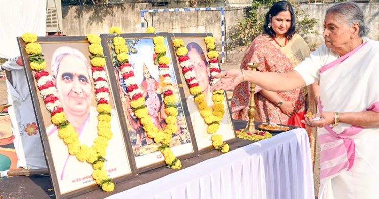 ജബല്‍പൂര്‍ മഹാനഗര്‍ ശാഖാ സംഗമത്തില്‍ പങ്കെടുക്കാനെത്തിയ രാഷ്ട്രസേവികാ സമിതി പ്രമുഖ് സഞ്ചാലിക
വി. ശാന്തകുമാരി ഭാരതാംബയുടെ ചിത്രത്തില്‍ പുഷ്പാര്‍ച്ചന നടത്തുന്നു. ലഫ്. കേണല്‍ ഹിമാന്‍ഷി സിങ് സമീപം