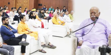 സംഘശതാബ്ദിയുടെ ഭാഗമായി രാജ്കോട്ട് സേവാഭാരതി ഭവനില്‍ സംഘടിപ്പിച്ച യുവപ്രതിഭകളുടെ ഒത്തുചേരലില്‍ സര്‍സംഘചാലക് ഡോ. മോഹന്‍ ഭാഗവത് സംസാരിക്കുന്നു. സൗരാഷ്ട്ര പ്രാന്ത സംഘചാലക് മുകേഷ്ഭായ് മാല്‍ക്കന്‍ സമീപം