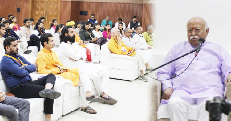 സംഘശതാബ്ദിയുടെ ഭാഗമായി രാജ്കോട്ട് സേവാഭാരതി ഭവനില്‍ സംഘടിപ്പിച്ച യുവപ്രതിഭകളുടെ ഒത്തുചേരലില്‍ സര്‍സംഘചാലക് ഡോ. മോഹന്‍ ഭാഗവത് സംസാരിക്കുന്നു. സൗരാഷ്ട്ര പ്രാന്ത സംഘചാലക് മുകേഷ്ഭായ് മാല്‍ക്കന്‍ സമീപം